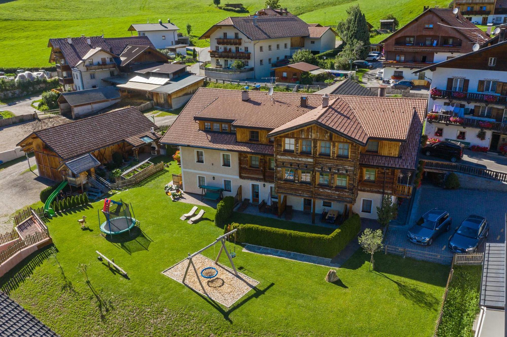 Hirschenhof Villa Dobbiaco Bagian luar foto